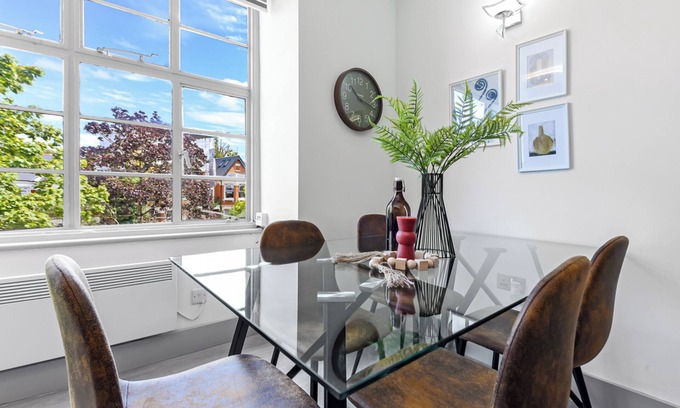 Coppetts Appartement | Modern Comforts 2 BD Flat - Sleeps 5