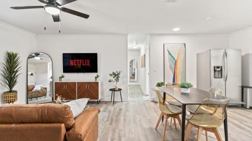 Fortson Maison | Modern & Comfy ~ 15mins to Downtown ~ Queen Beds!