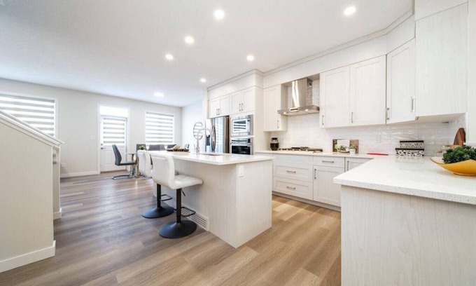 Southwest Edmonton Maison | Modern & Comfy ~ 25min to City ~ King & Queen Beds