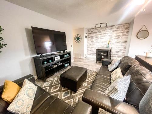 Huron Appartement | Modern Condo Central Huron Boat Basin Area