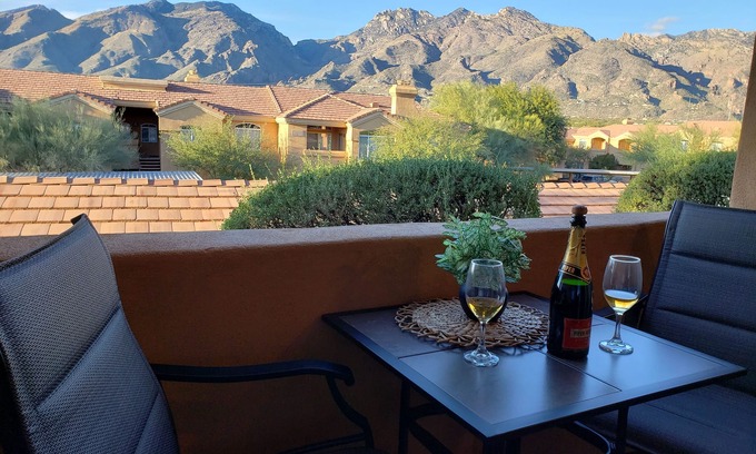 Tucson Copropriété | Nouveau sur le marché! Condo rénové avec de nouveaux meubles et meubles!
