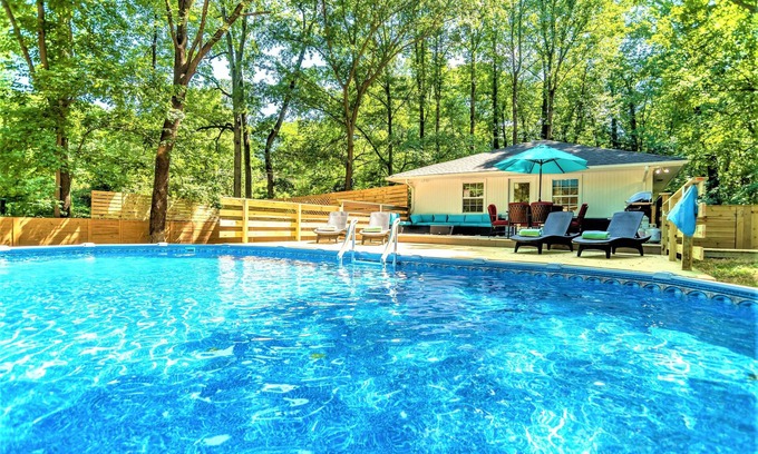 North Decatur Maison | Tout neuf! Maison contemporaine contemporaine de 3 chambres (4 lits) avec bain à remous et piscine!