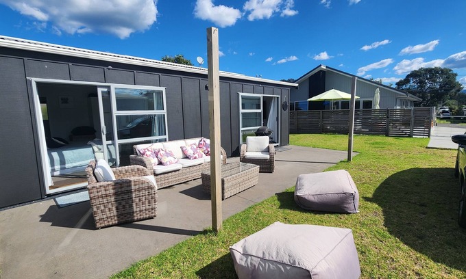 Whangamata Maison | Modern cosy 1 bedroom Bach, estuary location, off-street parking