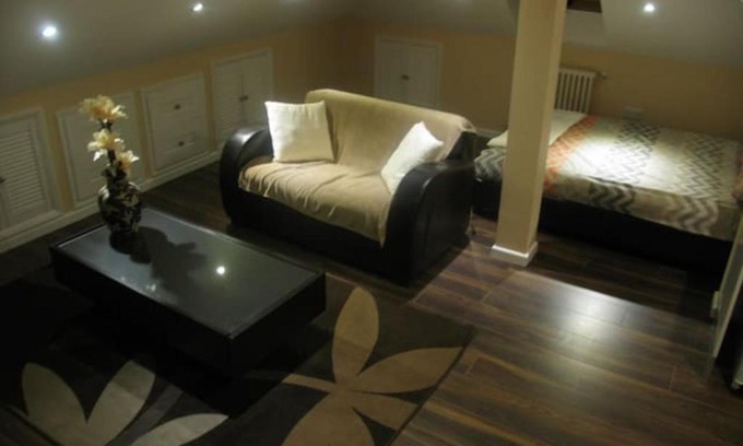 Brooklands Appartement | Modern Cosy Private Studio, WIFI, IP-TV, Must See