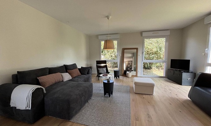 Ebreuil Cottage | Gîte Contemporain au Cœur du Village avec Jardin et Climatisation