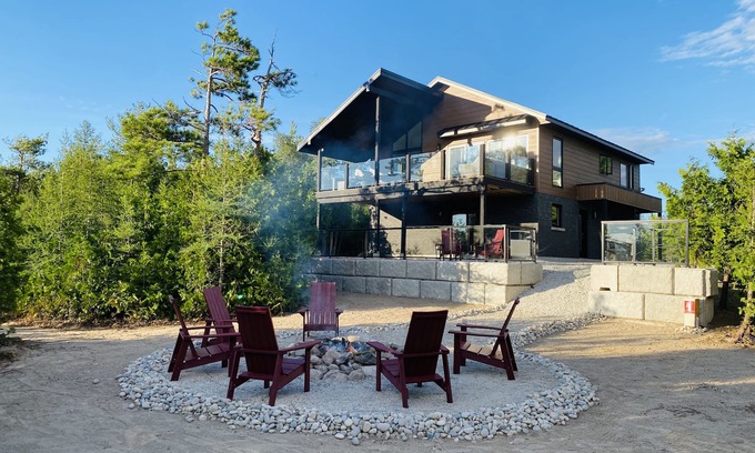 South Bruce Peninsula Maison | Modern cottage in the Bruce Peninsula with amazing sunset views.