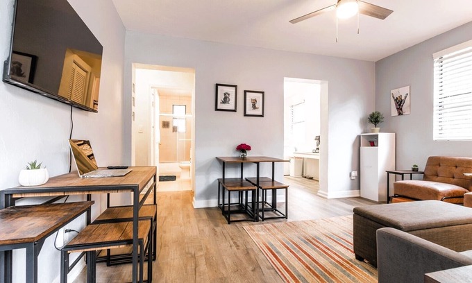 Gainesville Maison | Quaint Cottage-5 min to UF & Shands & VA Hospital.