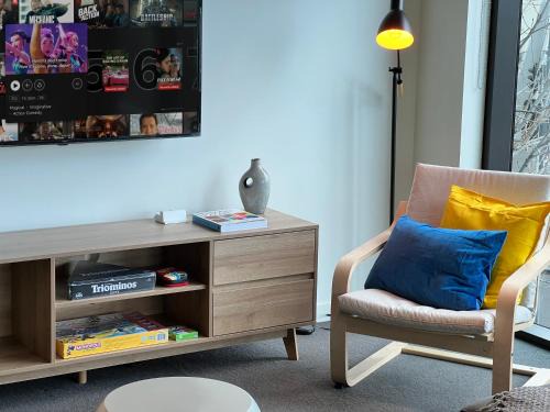 Docklands Appartement | Modern Cozy 2BR 2BA w Balcony, Pool, Parking, 1 Min to Tram, MAJU Docklands