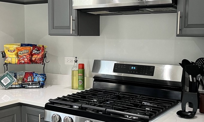 DeKalb Maison | Modern, Cozy, Getaway Home in Dekalb - 5 mins away from NIU