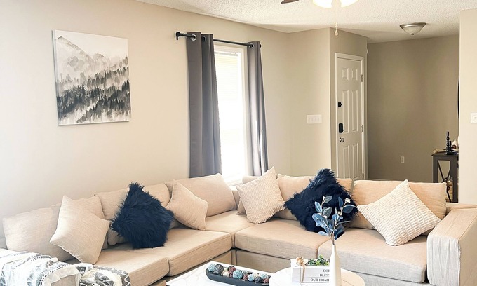 Houston County Maison | Modern & Cozy Home with Game Room & King Bed! All Bedroom Have Smart TVs