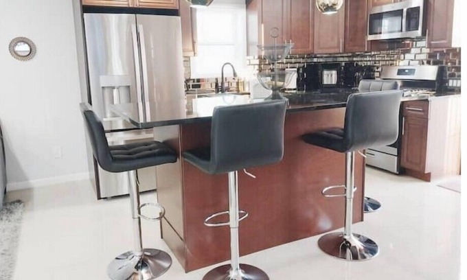 Monessen Maison | Modern & Cozy Suite with free parking!