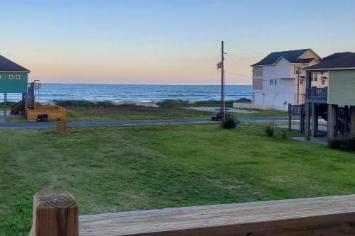 Crystal Beach Maison | Modern Crystal Beach Escape - 225 Feet to Shore!