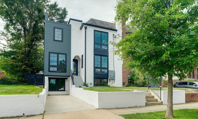 Brookland Appartement | Modern DC Apartment Rental - Remote-Work Friendly!