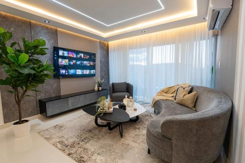 Punal Appartement | Modern 3BR! 9FL, King Bed! STI with Pool! Fast wifi!