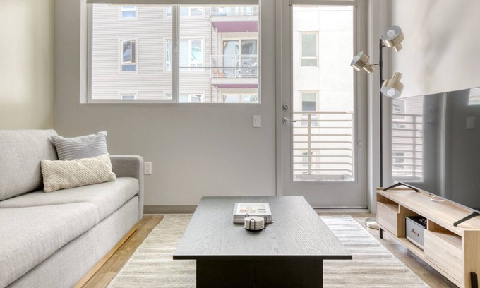 Little Tokyo Appartement | Modern Downtown 2BR w/ Pool, W/D & Gym, near 7th St Metro, by Blueground