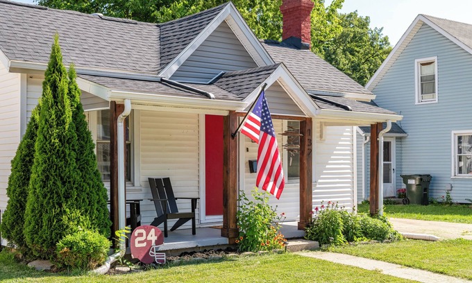 Urbana Maison | Modern Downtown Bungalow w/ Fenced in Yard