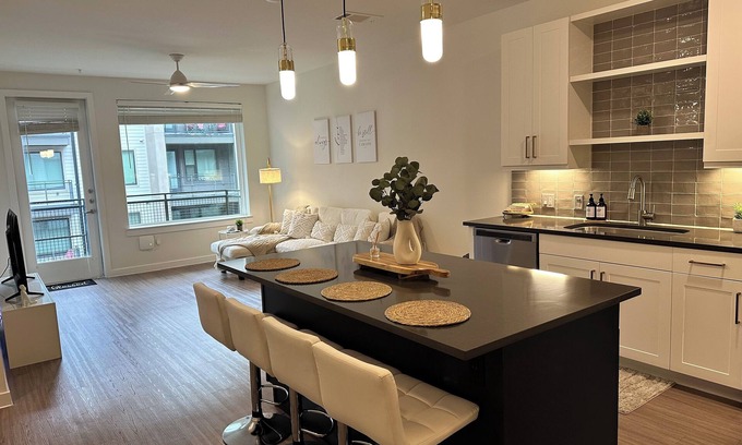 West Dallas Appartement | Modern Downtown Dallas Retreat - Sky Lounge Views + Pool + Gym - Prime Location!
