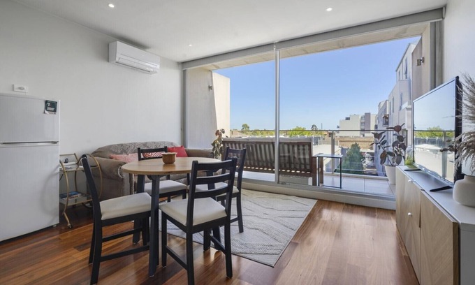 St. Kilda East Appartement | Modern Elegance Meets Urban Style in St Kilda