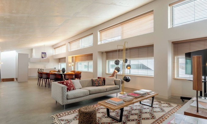 Aldoar Appartement | Modern Elegance w/Artistic Soul by HostWise