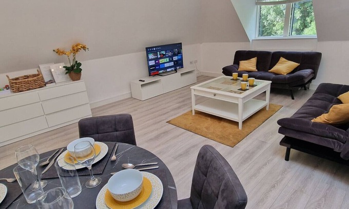 Whittington Appartement | Modern Elegant 2-Bed, free private parking