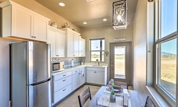 Elgin Maison | Modern Elgin Home: Walk to Wineries + Pets Welcome