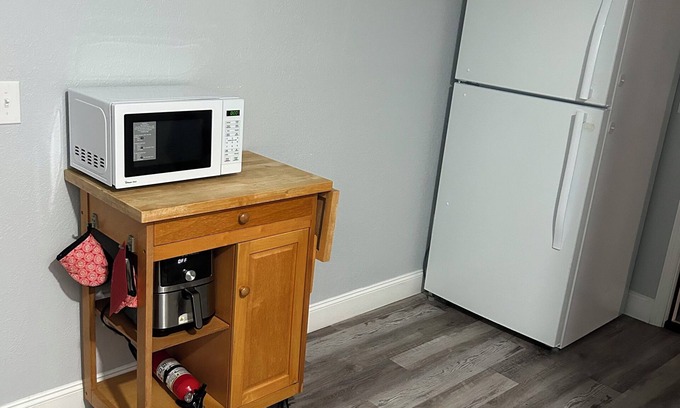 Pine Hills Appartement | Modern en-suite studio with shared pool in vibrant Orlando