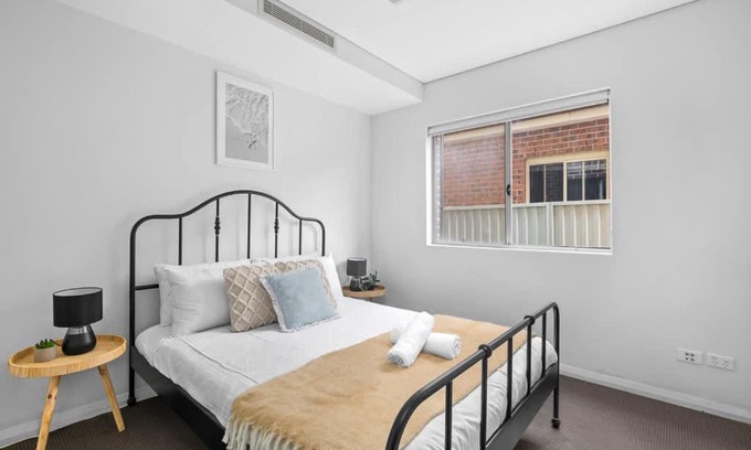 Revesby Maison | Modern Ensuite Queen Room - Serene Spot at Revesby