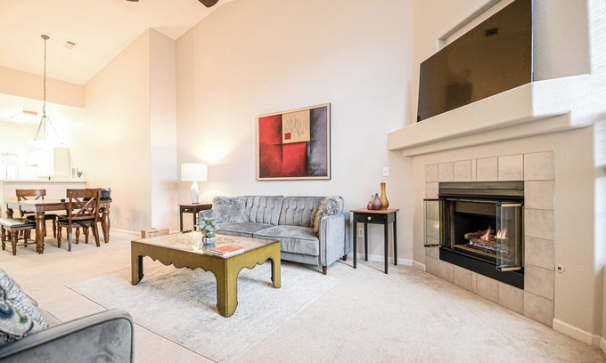 Meadow Hills Maison | Modern entire Spacious Townhome close to Cherry Creek Reservoir