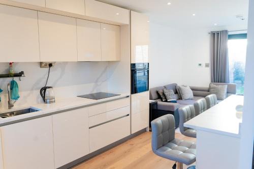 Havering Appartement | Modern Entire Unit 3BR, 3BA, balcony, 86inch TV - 15mins to city