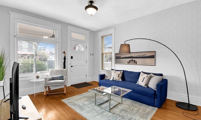 Olde Towne East Appartement | Modern European 👍 Style 1BR Near DT on Historic St.