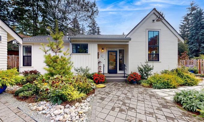 Olympic Hills Maison | Modern, family-friendly natural light filled cottage with patio, central AC