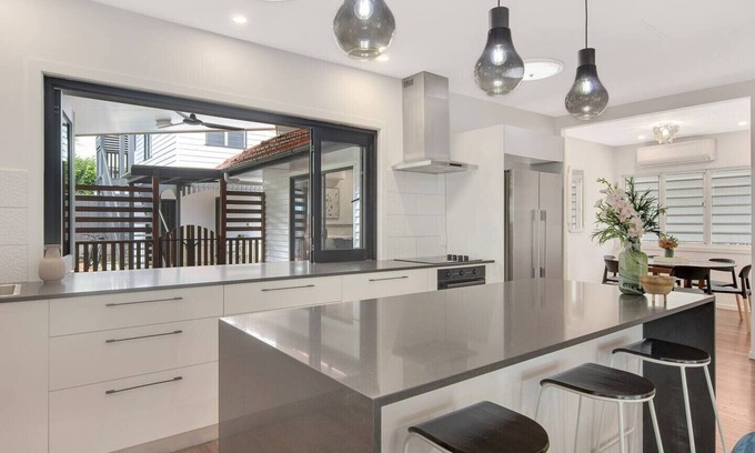 Graceville Maison | Modern family home in a leafy riverside suburb