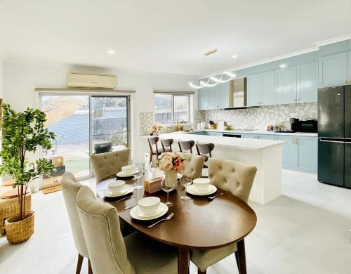 Yarraville Maison | Modern Family Oasis - 4BR, Free Parking, Steps to Shops & Train