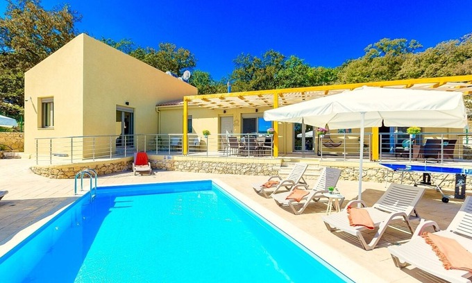 Monopari Villa | Villa familiale neuve avec piscine privée à seulement 10 minutes des plages de sable de Rethymno!