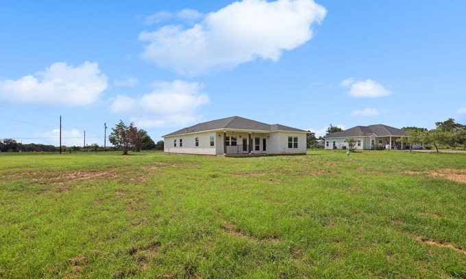 Paige Maison | Modern Farmhouse in McDade on 3 acres with Backyard Firepit and Fooseball Table!