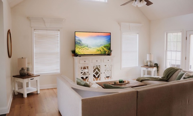 Houston County Maison | Modern Farmhouse Retreat Mid-Term Stay Pet Friendly