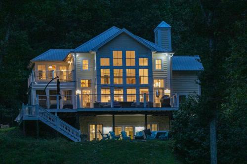 Waverly Chalet De Ski | Modern Farmhouse Style Chalet with amazing Kentucky Lake views - Dock, Hottub and Firepit!