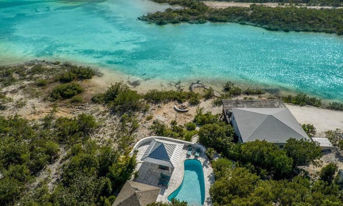 Venetian Road Settlement Villa | Modern Flamingo Lake Villa