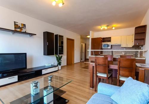 Karlova Ves Appartement | Modern flat, balcony, garage