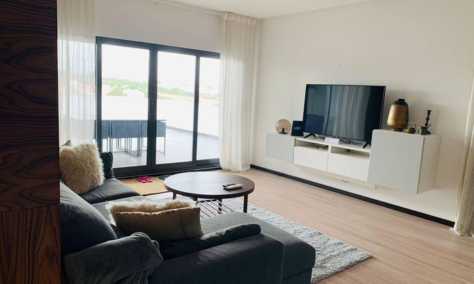 Corroios Appartement | Modern Flat near Lisbon with Garage