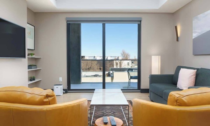 Berkeley Hôtel | Luxurious Flat - Walk to Restaurants, Shops & More!