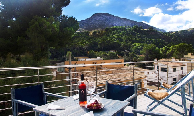 Cala San Vicente Appartement | Appartement moderne avec terrasse ensoleillée et vue sur les montagnes