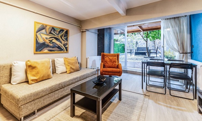 Rasimpasa Appartement | Modern Flat with Backyard in Kadikoy
