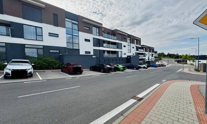 Peres Appartement | Modern Flat with Free Parking 10mins on bus to City Centre 1min walk to Bus stop