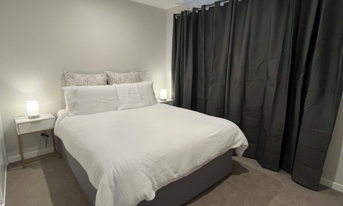 Kawarau Falls Appartement | Modern Flat with Mountain Views in Queenstown