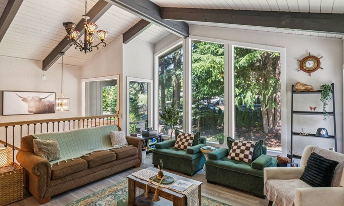 Lake Stevens Maison | Modern Forest Escape Near Hikes & Lake 6 Bedroom Home