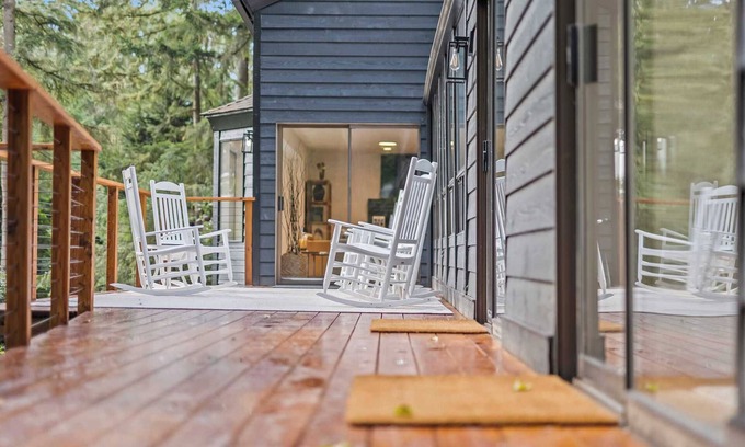Artondale Maison | Modern Forest Retreat: Dog Friendly, Scenic Views