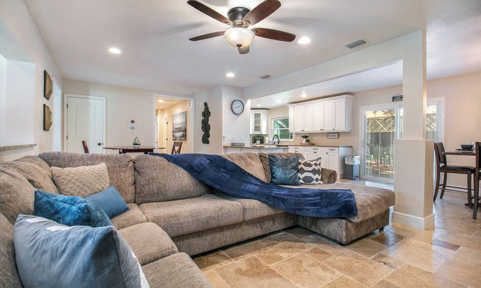 Gainesville Maison | Modern, Fully Upgraded Home with BBQ and Firepit!
