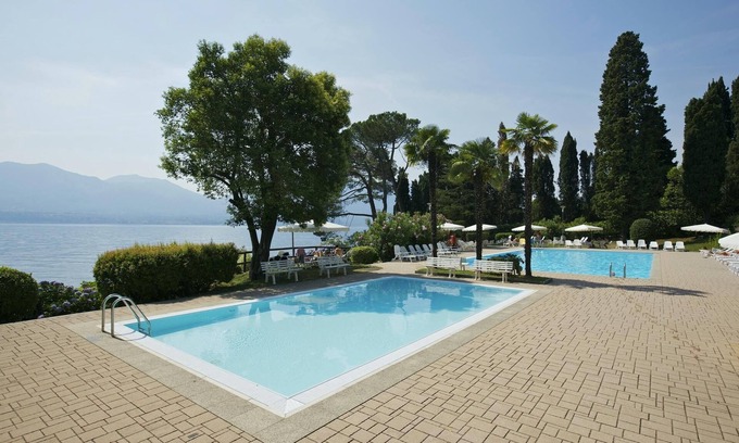 Gonte Appartement | Modern furnished 1-room studio apartment with balcony, pool and lake access