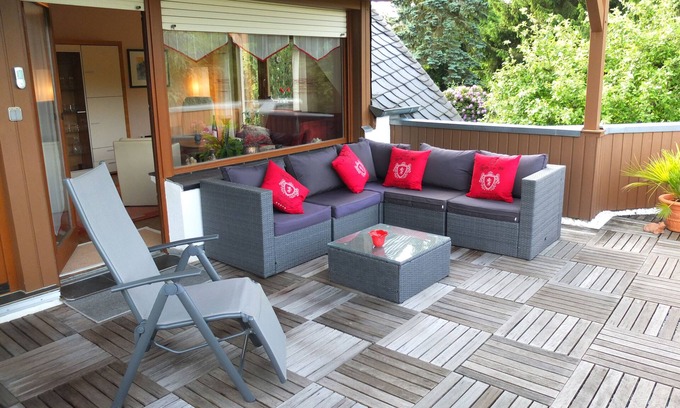 Alf Maison | Chalet meublé moderne-dessus de la Moselle avec une grande terrasse ensoleillée.